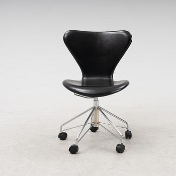Arne Jacobsen, skrivbordsstol, 'Sjuan', Fritz Hansen, Danmark, 1980.