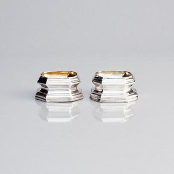 Saltkar med skedar, ett par, silver, tidigt 1700-tal. Senbarock.
