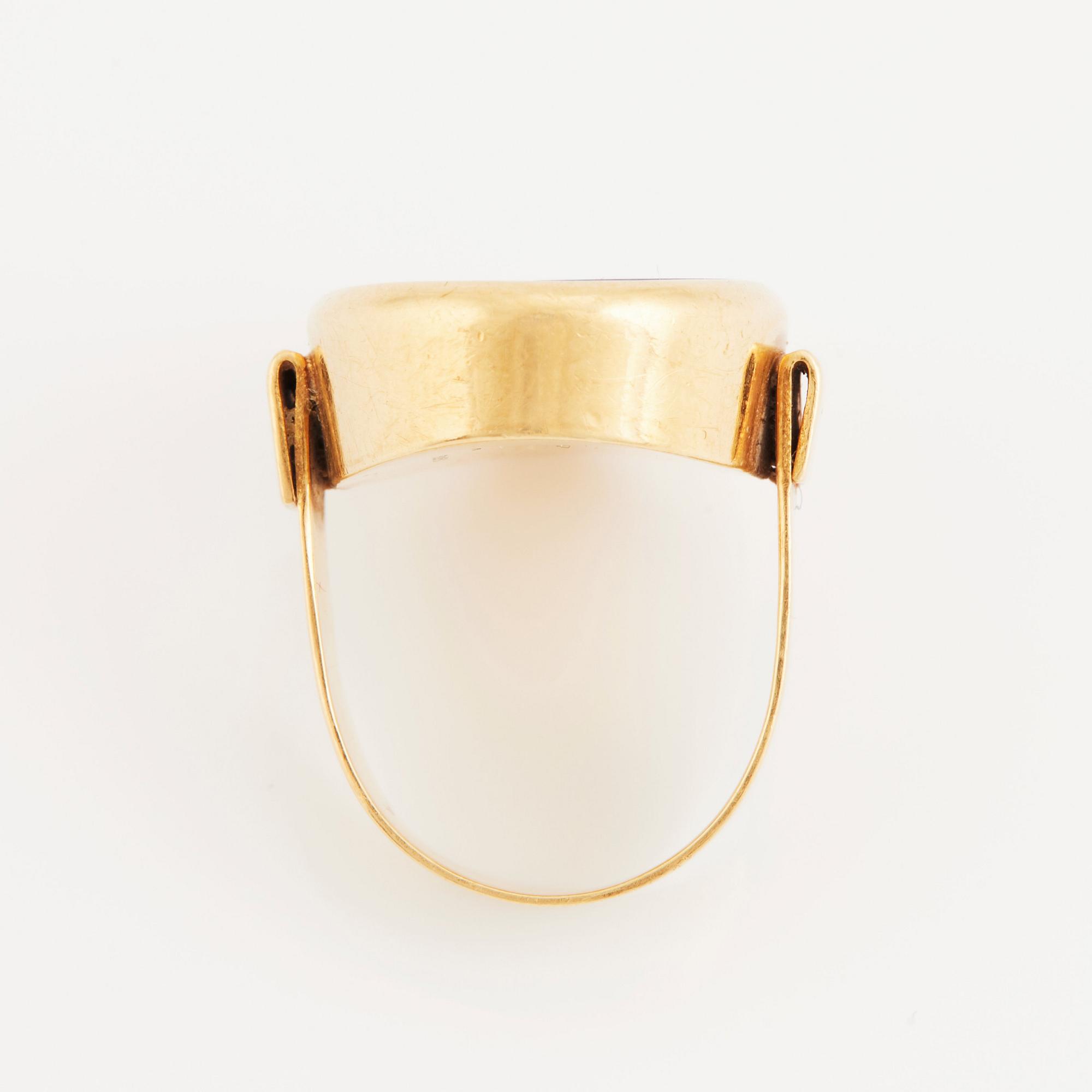Birger Haglund, ring 18K guld med en slät oval lapis lazuli, Stockholm 1987.