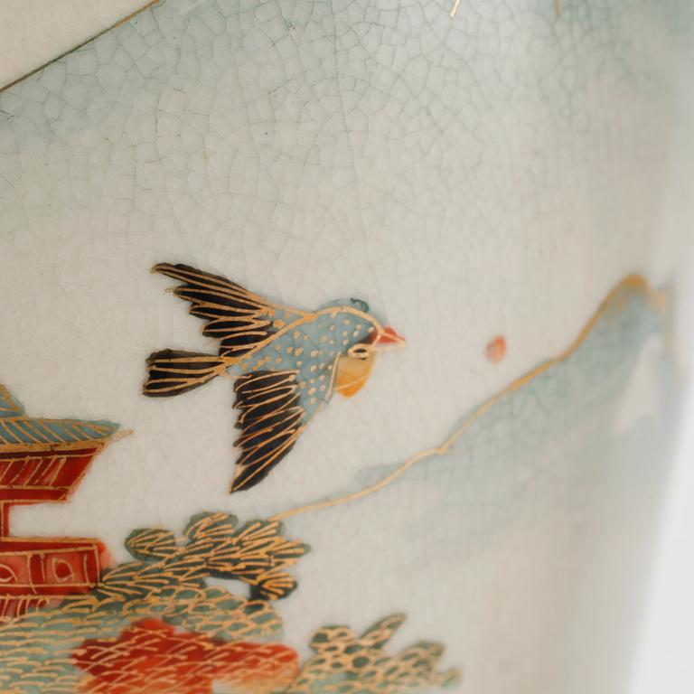 A pair of japanese vases, first half of the 20th century.