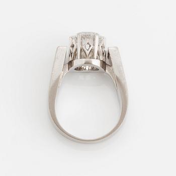 Ring 18K vitguld med en rund briljantslipad diamant vikt ca 1.70 ct kvalitet ca F si.