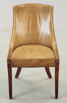 SKRIVBORD samt SKRIVBORDSSTOL, engelsk stil, 1900-talets första hälft.
