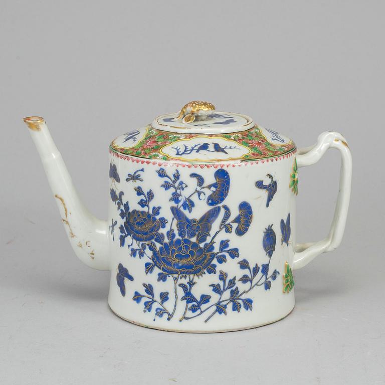 A large famille rose teapot with cover, Qing dynasty, late 19th century.