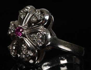 RING, 14K vitguld med 18 briljanter samt rosa safir.