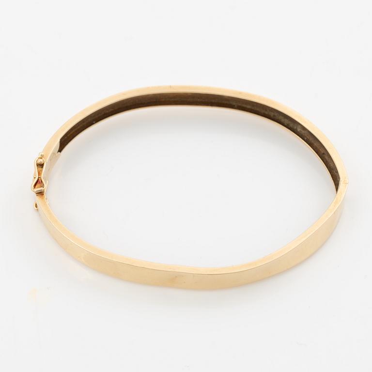 18K gold bracelet.