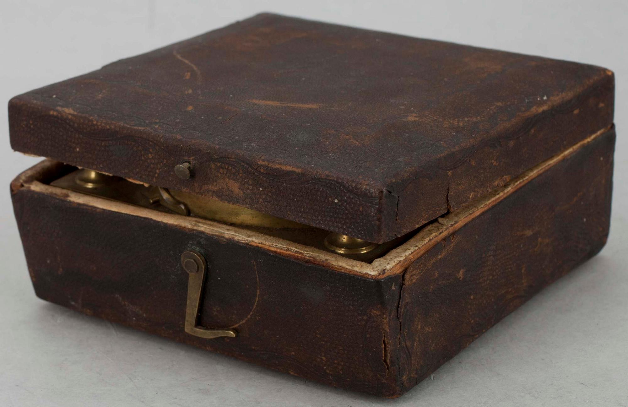 NAVIGATIONSINSTRUMENT, mässing, läderetui, 1800-tal.