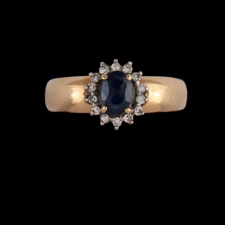 RING, 18k guld med fasettslipad blå safir samt 14 åttkantslipade diamanter, Leif Carlsson, Mölndal, 2010. Vikt 5 g.