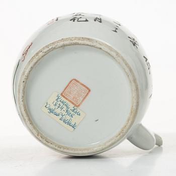Tekanna, tallrik samt bojan, porslin, Kina, Qingdynastin, 1700-tal samt 1800-tal.
