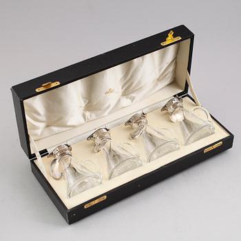 WHISKYKARAFFER, 4 st, glas med silverlock och etiketter, Birmingham 1929.