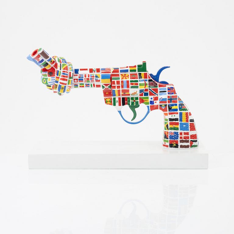 Carl-Fredrik Reuterswärd/ The Non-Violence Project Foundation, skulptur, bemålad resin, Ed 158/196.