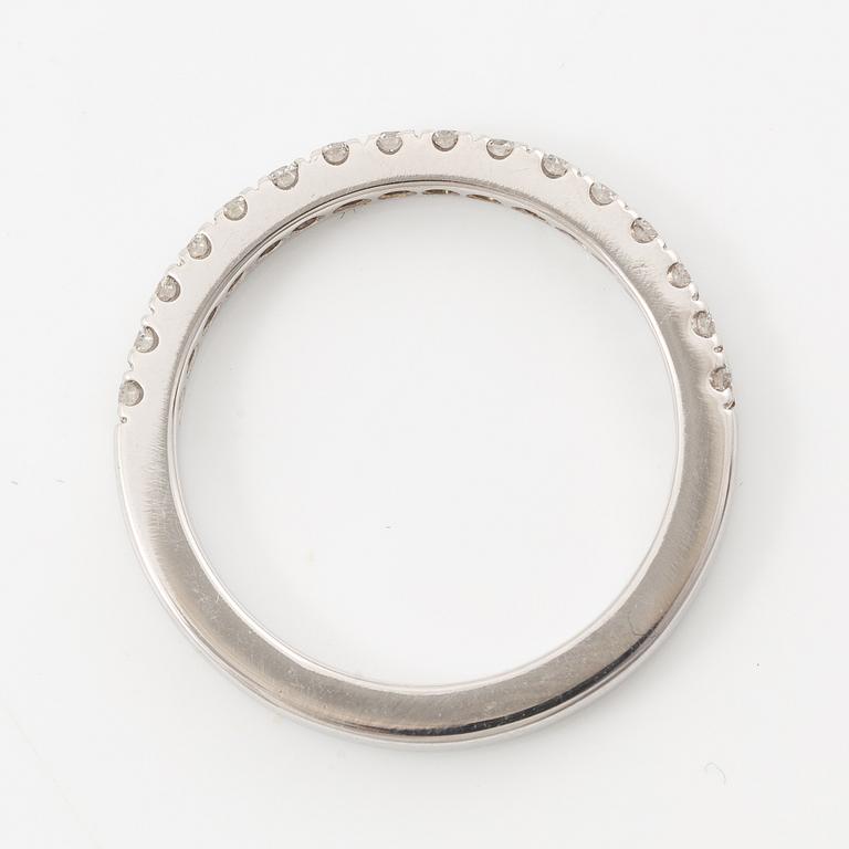 Alliance ring in 18K white gold set with brilliant-cut diamonds.