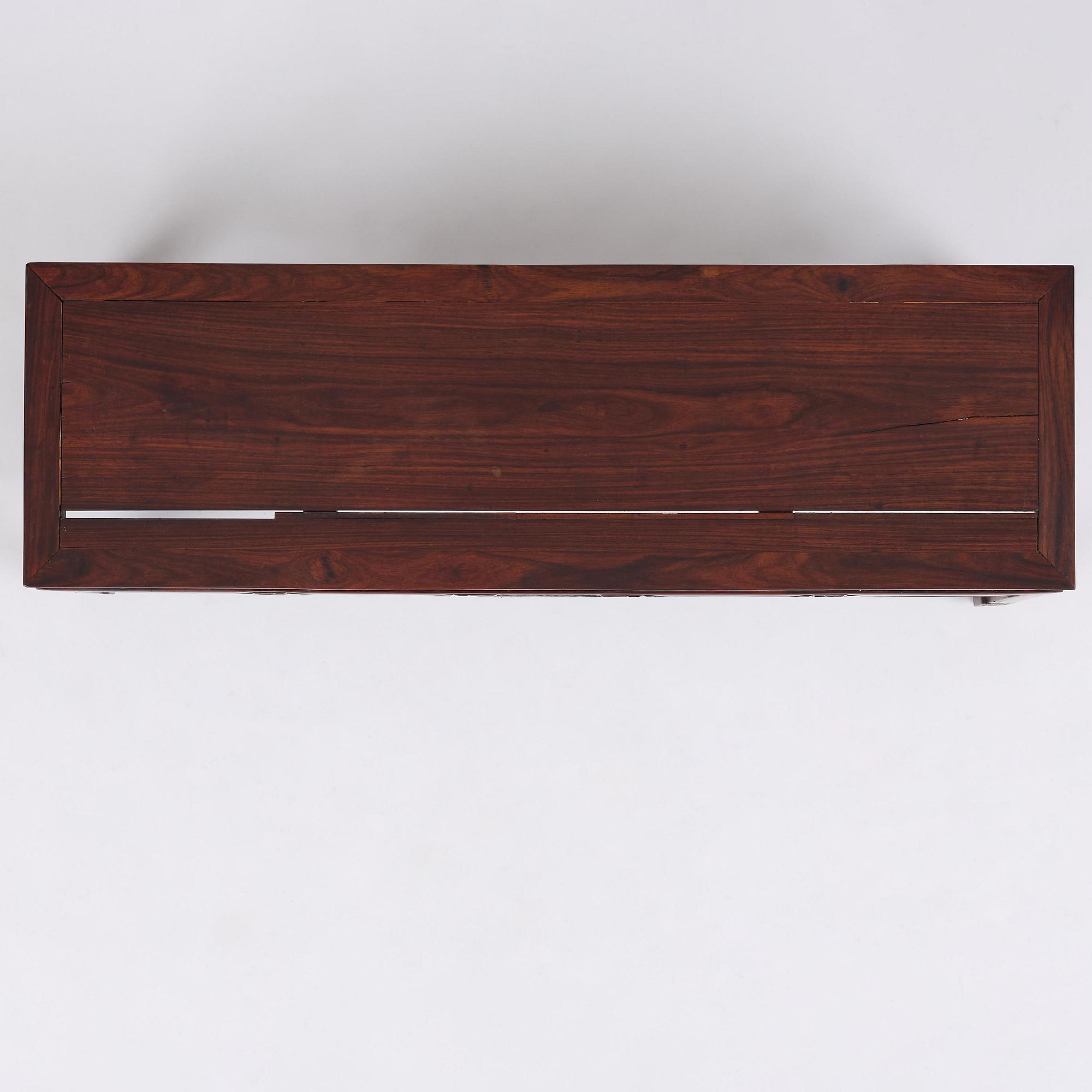 Bord, hardwood. Qingdynastin, 1800-tal.