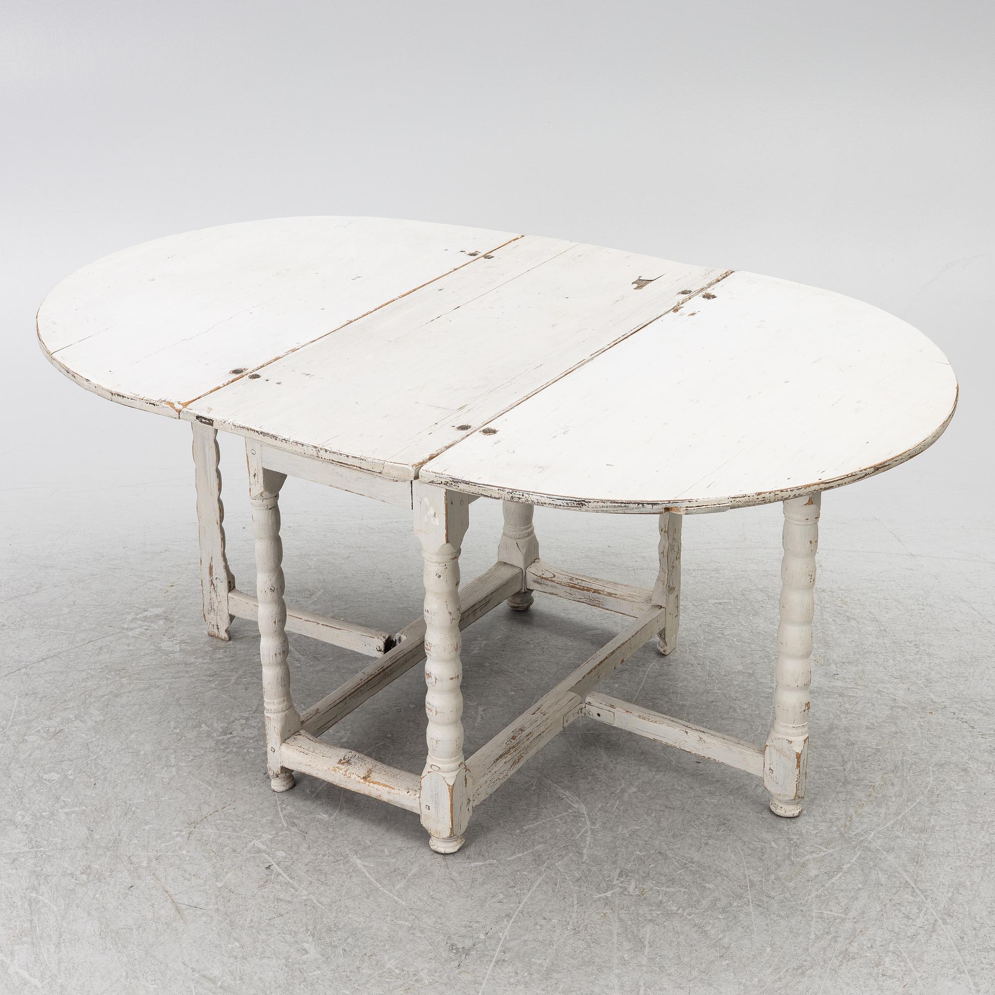 A drop-leaf table, 19th century.