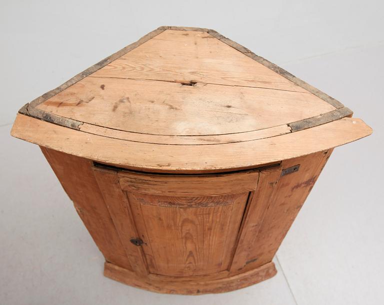 HÖRNSKÅP, allmoge, 1800-talets första hälft.