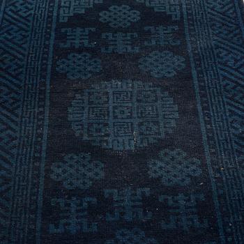 A RUG, a semi-antique Baotou, ca 108 x 54,5 cm.
