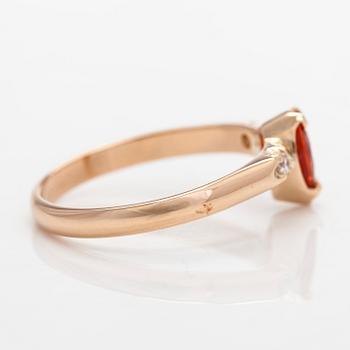 Ring, 14K guld med en droppformad orange safir samt diamanter.