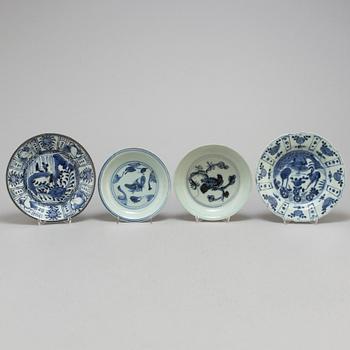 Four blue and white dishes, Ming dynasty (1368-1644), and one Japan, Edo (1603-1867).