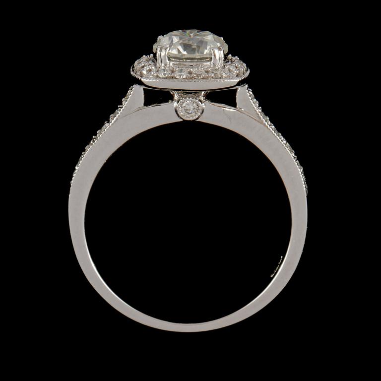 RING, 18K vitguld med briljantslipad diamant 0.95 ct samt små briljantslipade diamanter 0.22 ct. Vikt 4,3 gram.