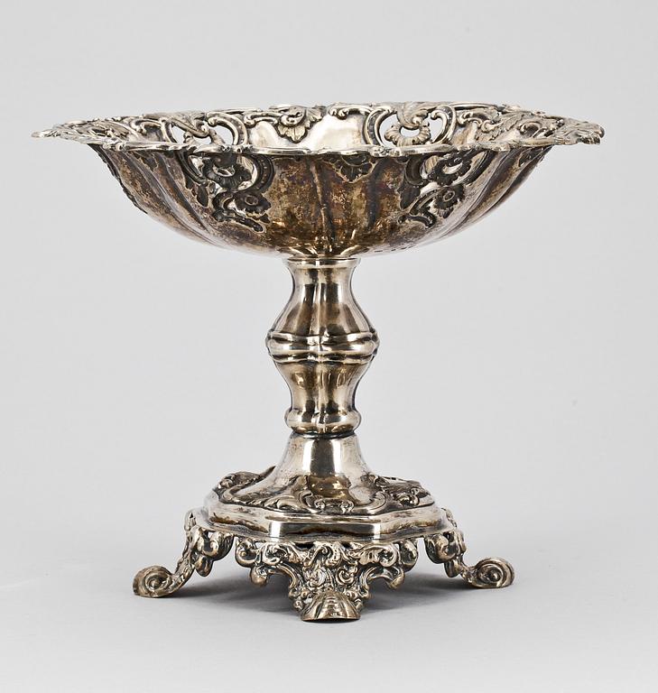 SKÅL PÅ FOT, silver, Adolf Lillja, Stockholm, 1845. Tot ca 712 g.