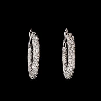 1067. A pair of brilliant cut diamond earrings, tot. 5.33 cts.