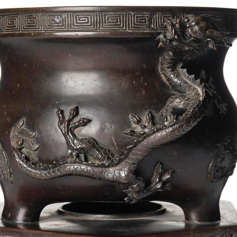 A large bronze censer with cover, Qing dynasty, 19th century.