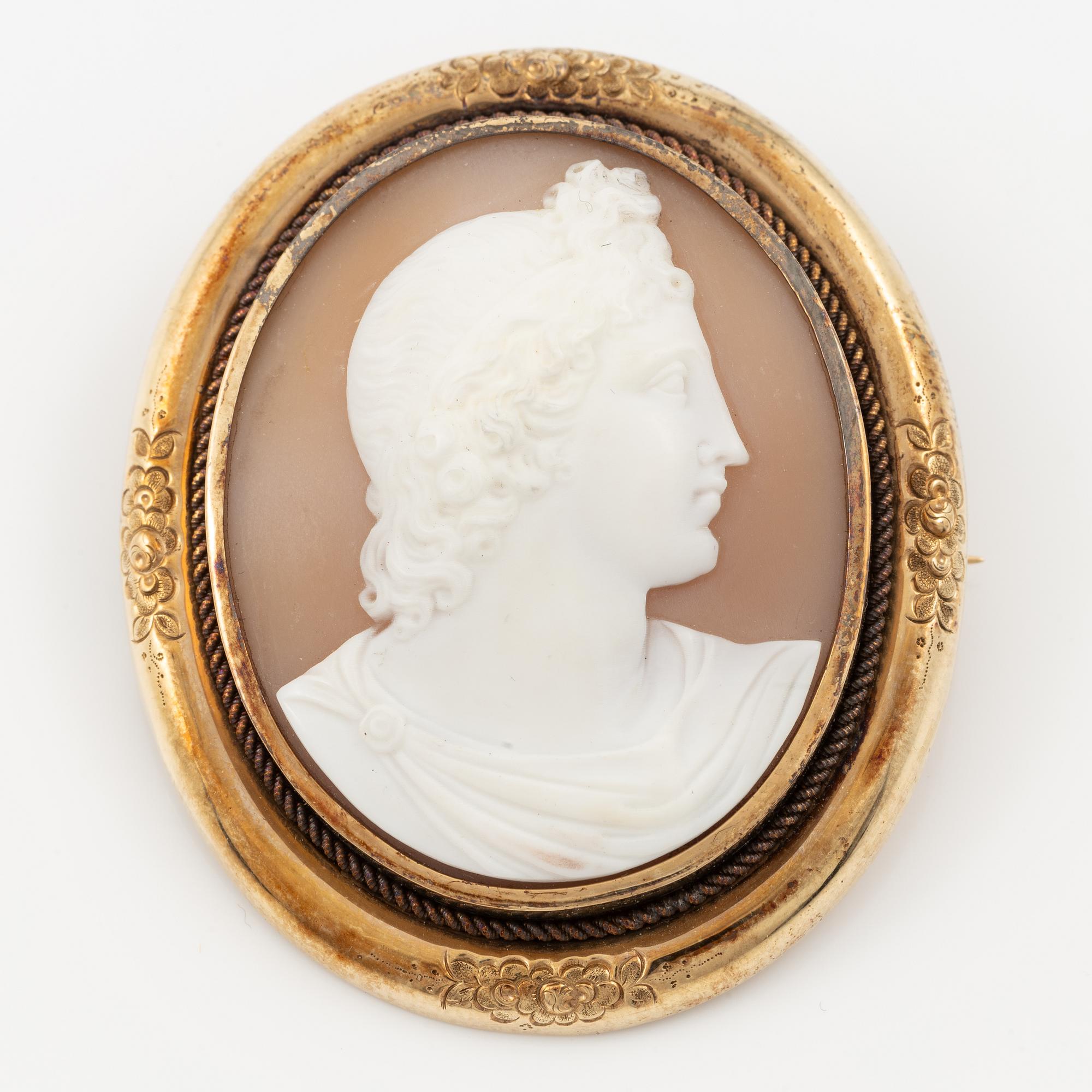 Brooch, 18K gold with shell cameo.