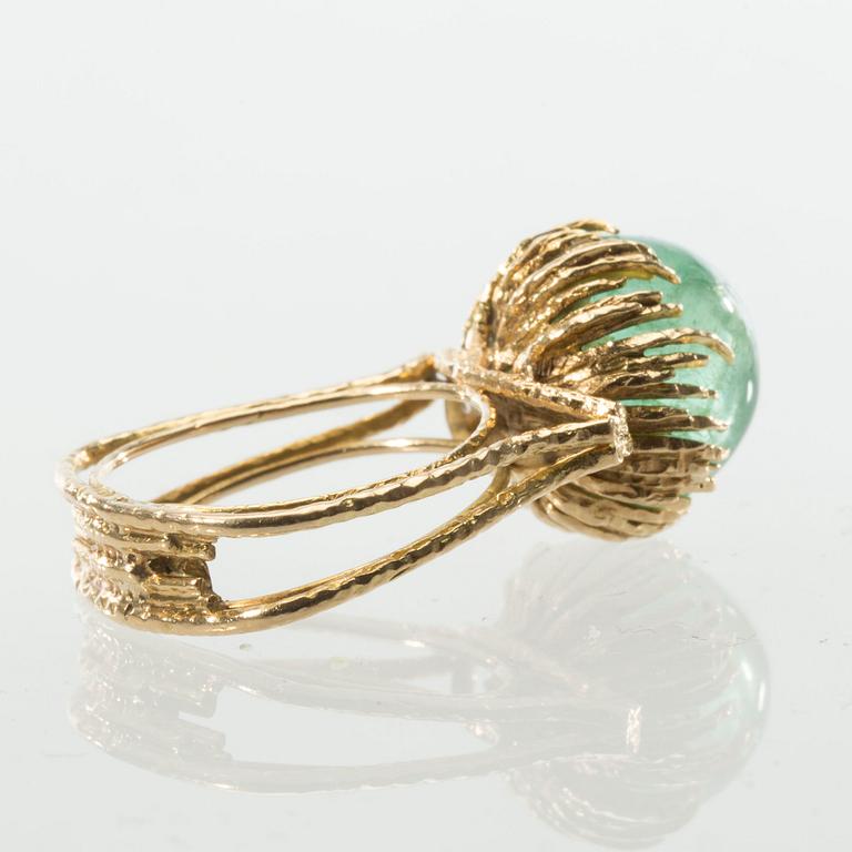 RING, 18 k guld med smaragd ca 7.00 ct. W A Bolin, Stockholm. Vikt ca 11 g.
