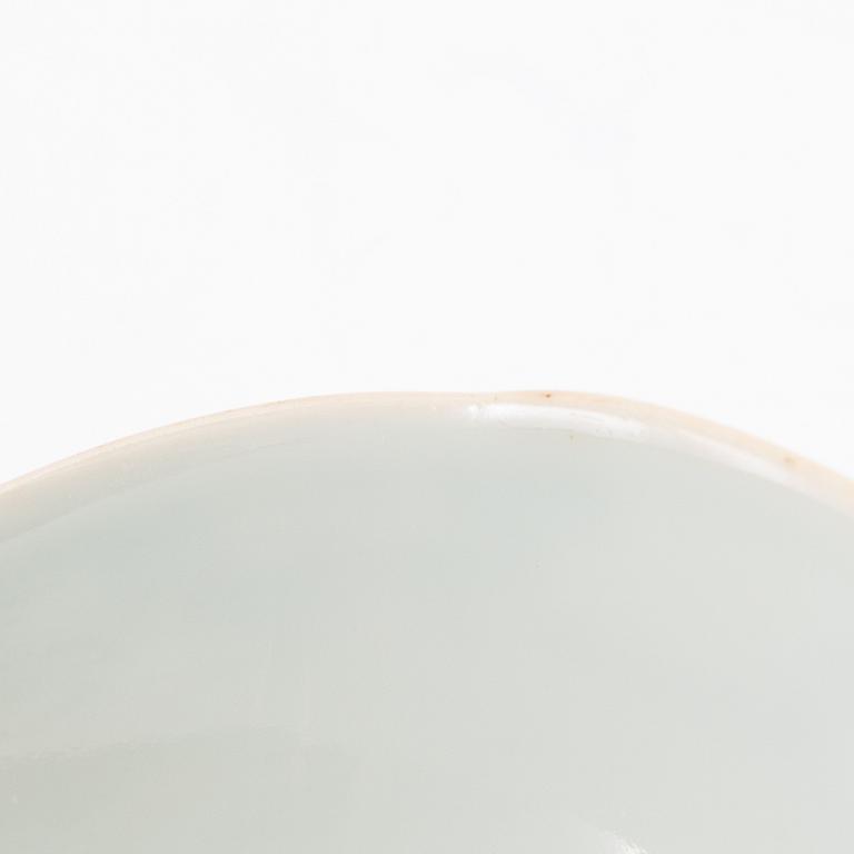 A small Chinese bowl, late Qing dynasty/early 20th century.