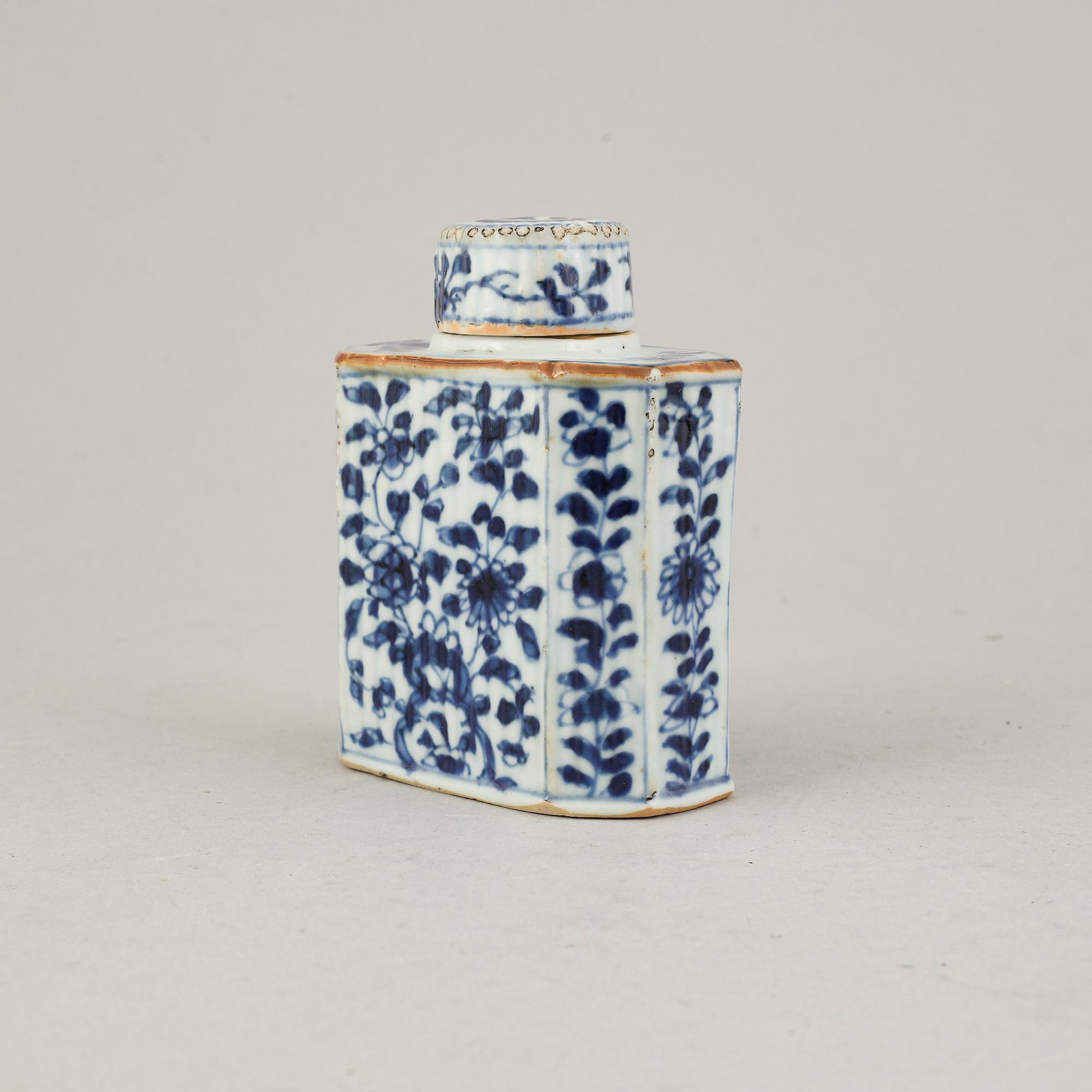 A chinese porcelain tea caddy, Kangxi (1662-1722).