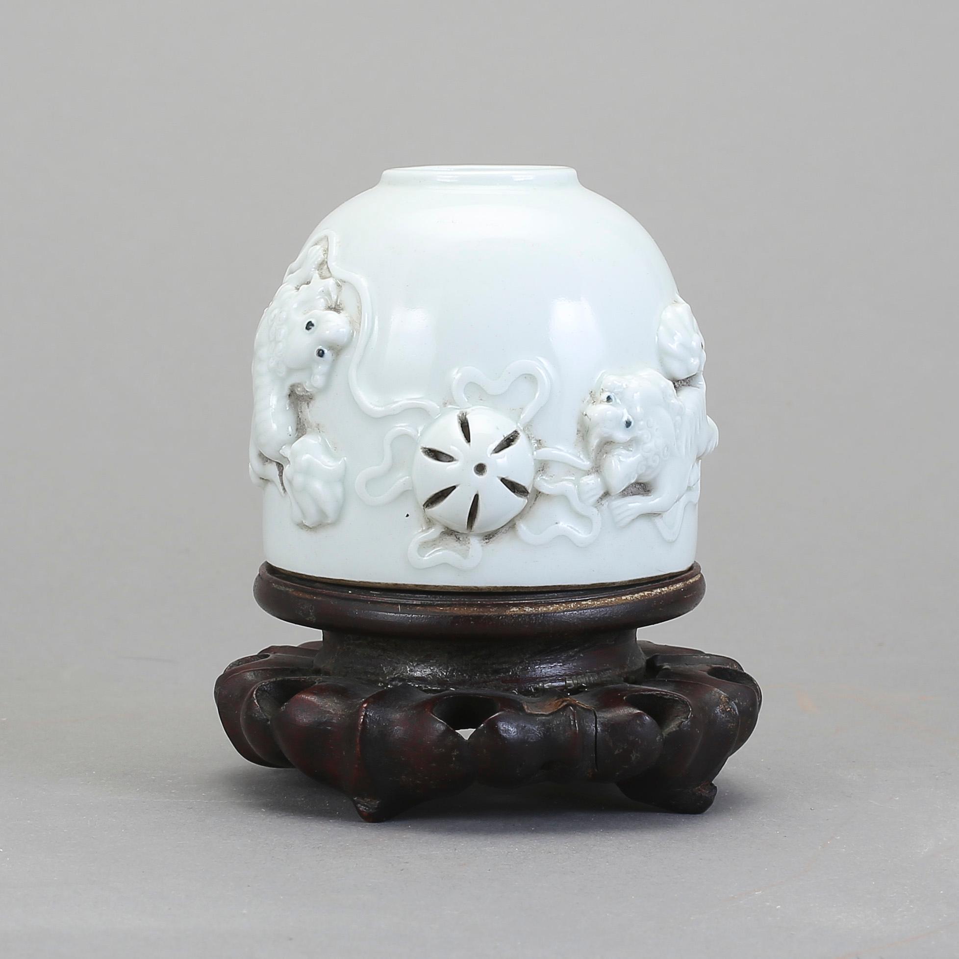 PENSELBAD, blanc de chine. Kina, 1900-tal med sigillmärke.