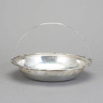 KAROTT MED HÄNKEL, silver, W.A. Bolin, Stockholm, 1934. Vikt ca 619 gram.
