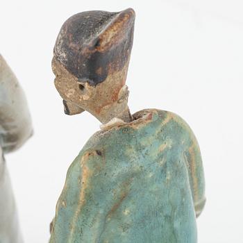 Bärtallrikar, fyra stycken, porslin samt två figuriner. Qing dynastin, 1700-tal respektive 1800-tal.