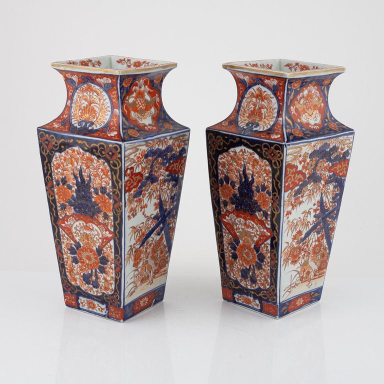 A pair of Imari vases, Japan, around 1900.