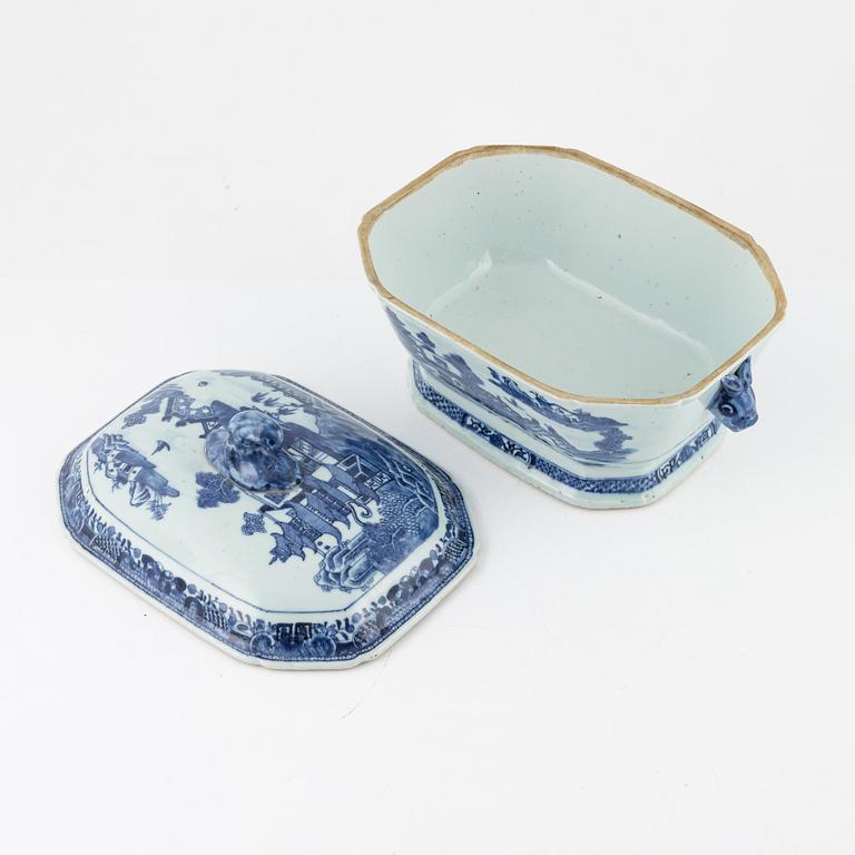 A blue and white terrine with cover, Qing dynasty, Qianlong (1736-95).