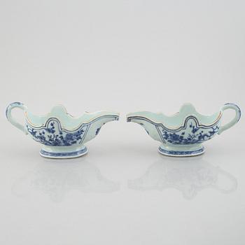 A pair of blue and white Chinese porcelain sauce boats and a pair of plates, Qing dynasty, Qianlong (1736-95).