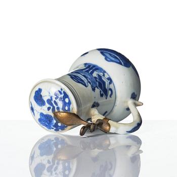 Kanna med lock, porslin. Qingdynastin, Kangxi (1662-1722).