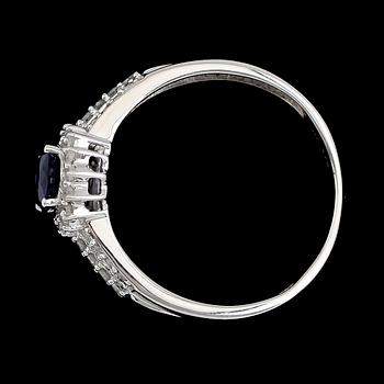 RING, 10K vitguld, safir, diamanter tot ca 0.56 ct.