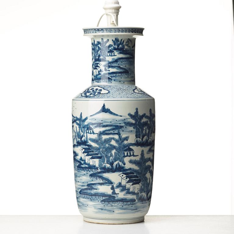 A large blue and white vase, late Qing dynasty, circa 1900.