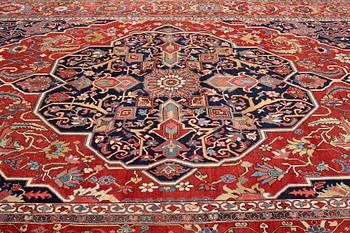 A carpet, an antique Heriz, ca 564,5 x 587,5 x 376,5-380 cm.