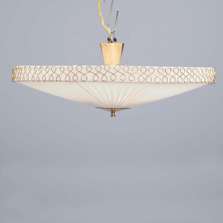 TAKLAMPA, Itsu, 1900-talets mitt. Höjd ca 25 cm.