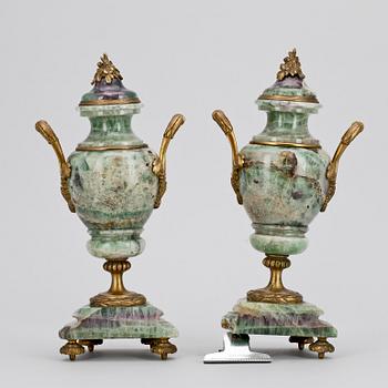 PRYDNADSURNOR med LOCK, sten och mässing. Louis XVI-stil sent 1800-tal.