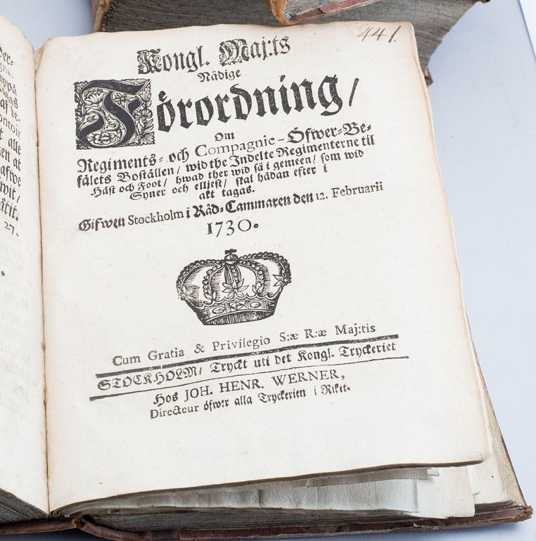 SAMLING INBUNDNA Kungl. Maj:ts förordningar,påbud, taxa... 2-4 vol. 1700-tal.