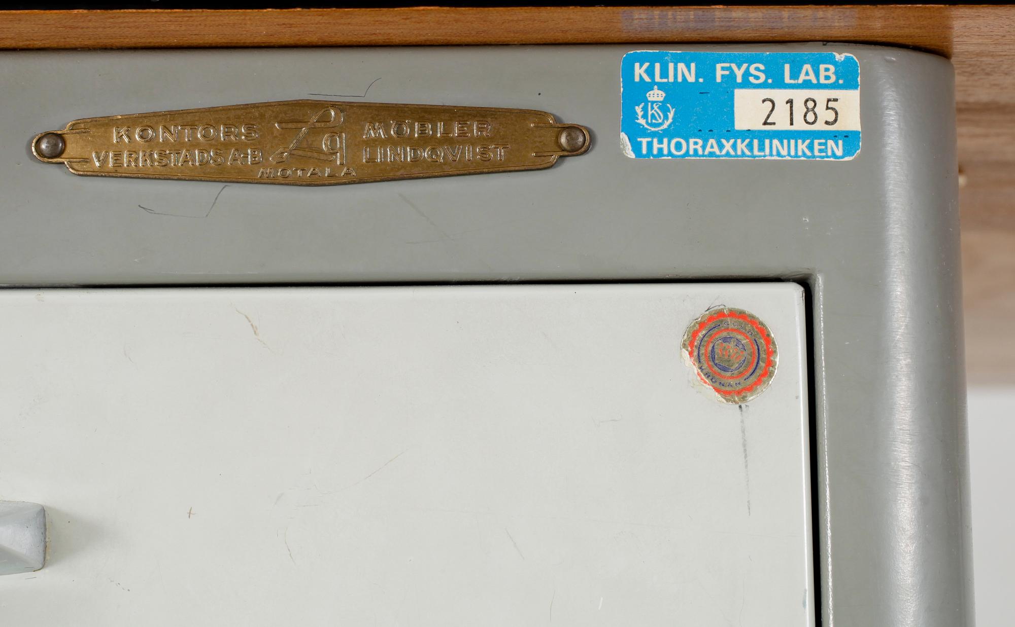 SKRIVBORD, metall samt trä, Lindqvists verkstads AB Motala, 1900-talets mitt.