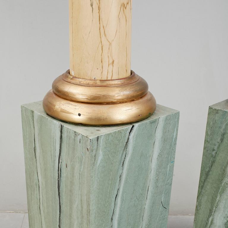 KOLONNER, ett par, tot 6 delar, trä, målad marmorimitation, England, 1900-tal.