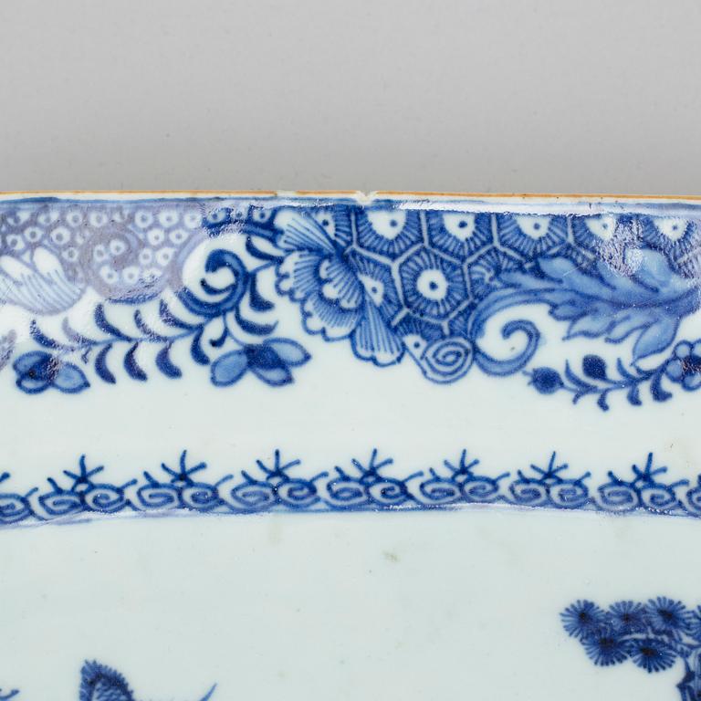 A Chinese porcelain serving dish, Qianlong (1736-95).