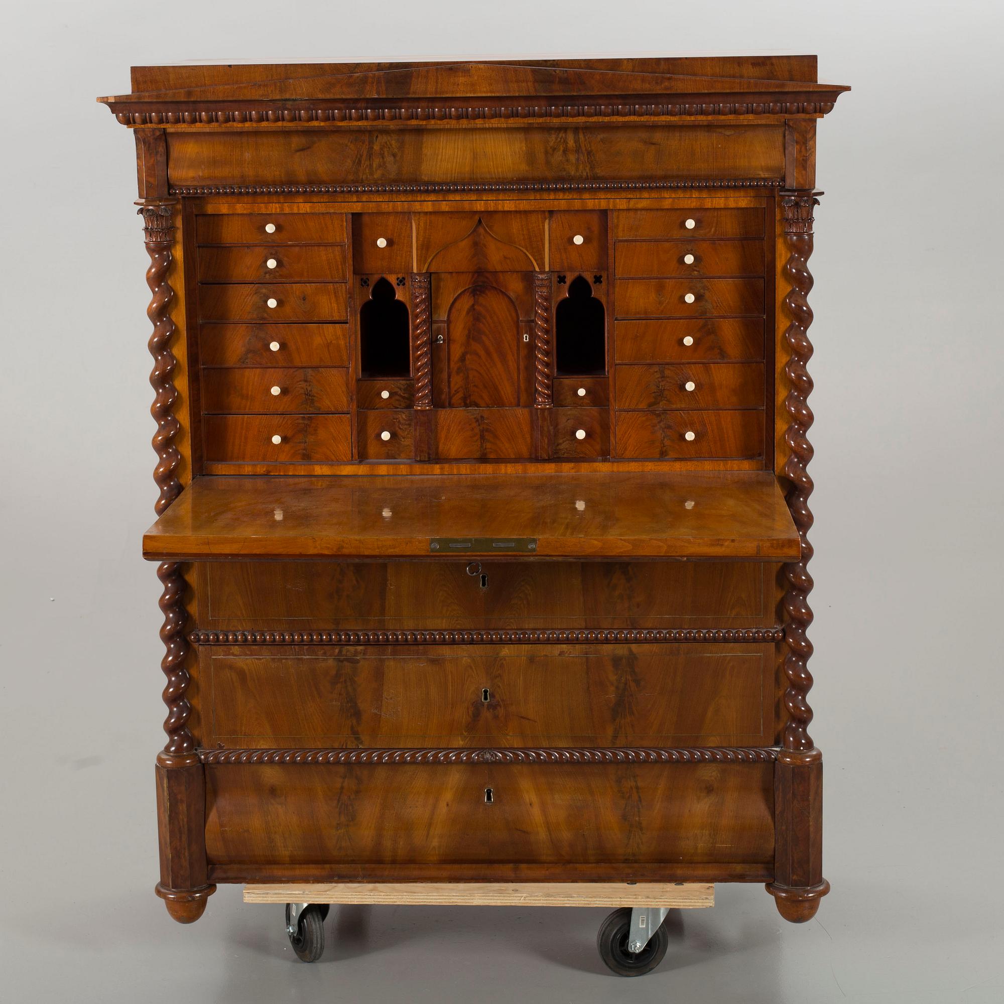 CHIFFONJÈ, senempire 1800-talets mitt.