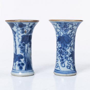 Miniatyrer, fem stycken, porslin. Qingdynastin, 1700-tal.