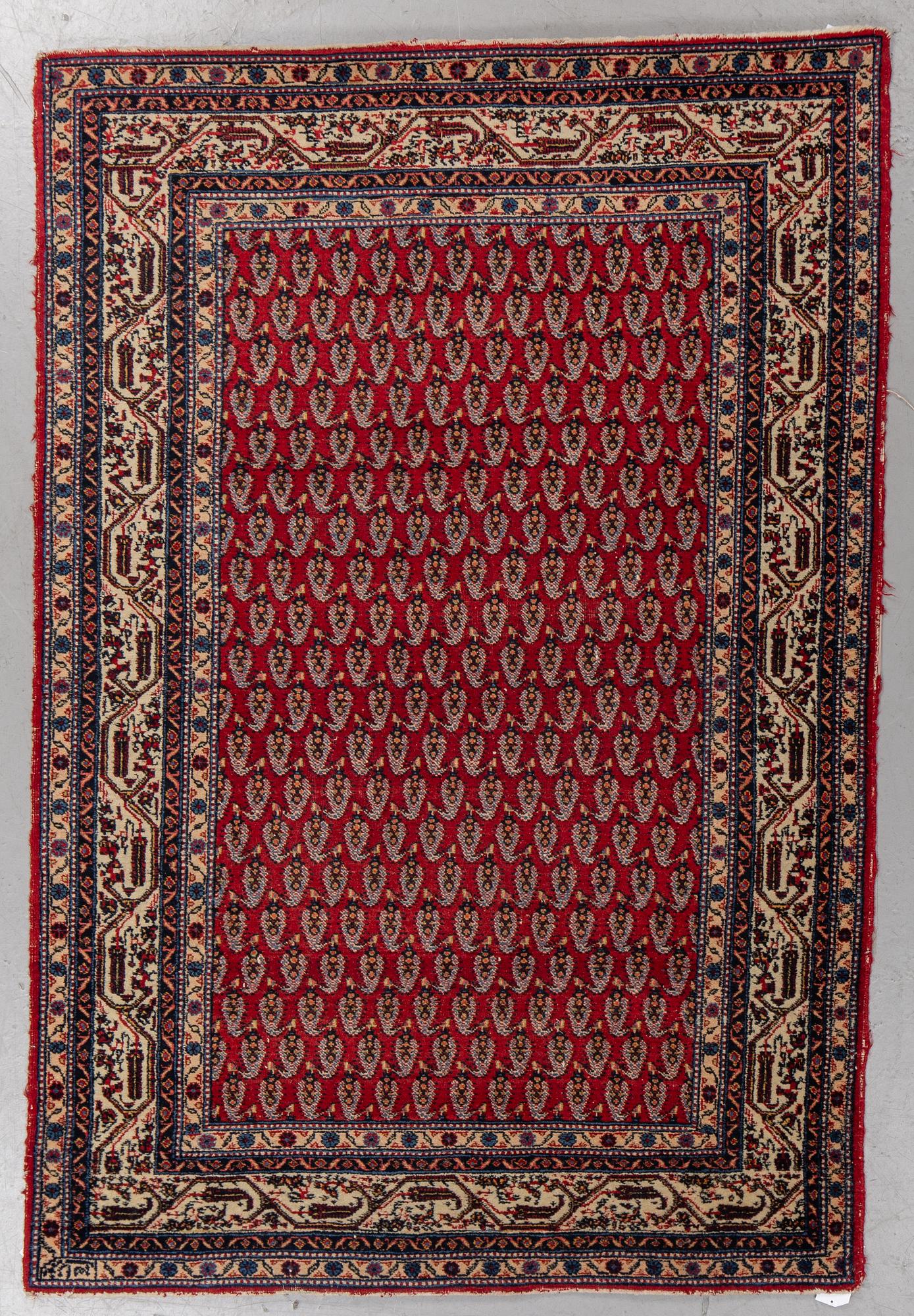 A rug, a semi-antique Oriental with Serabend patterns, ca 197,5-199 x 133,5-135,5 cm.
