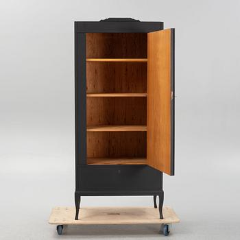 Klädskåp, 1900-talets första hälft.