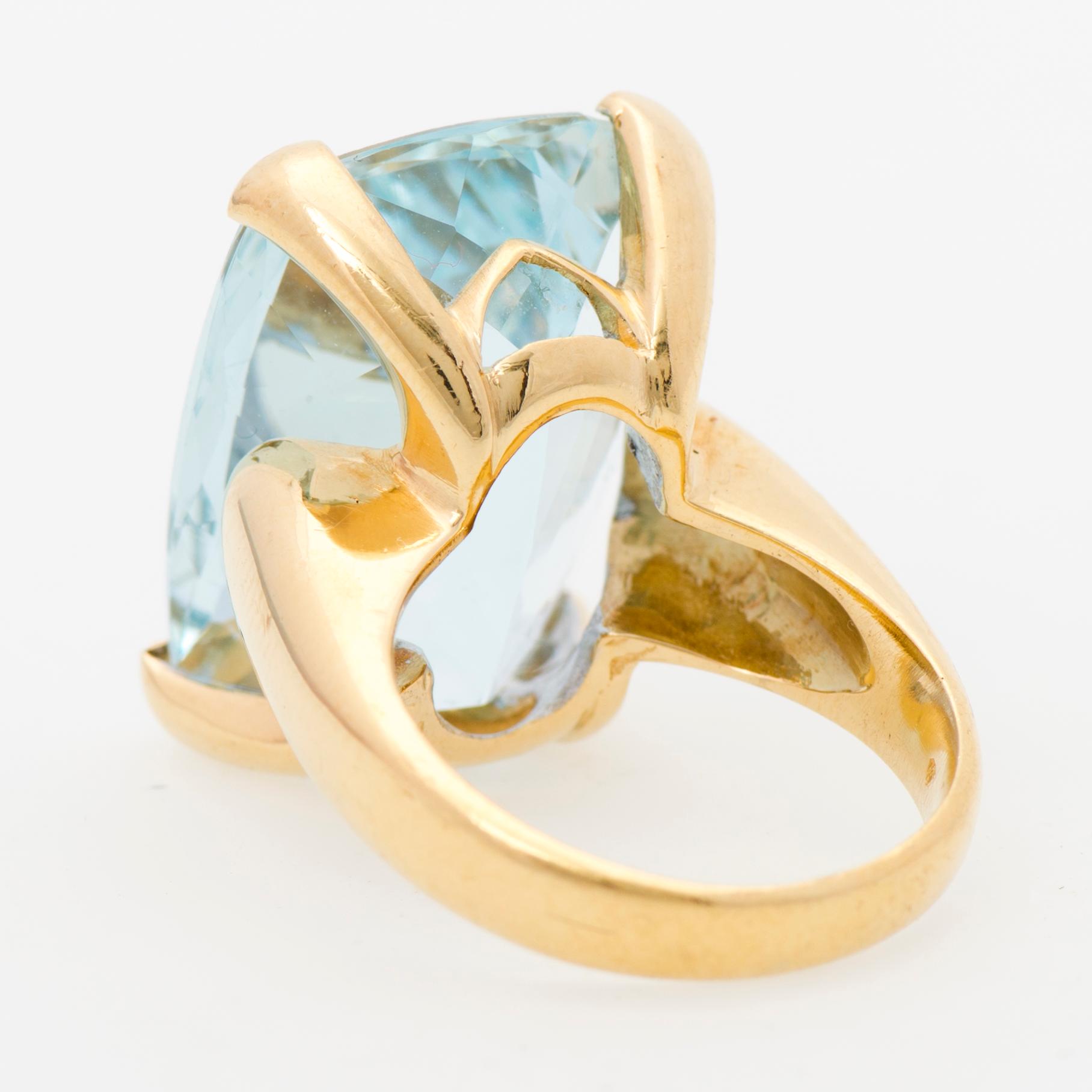 SORMUS, viistehiottu akvamariini, 18K kultaa.